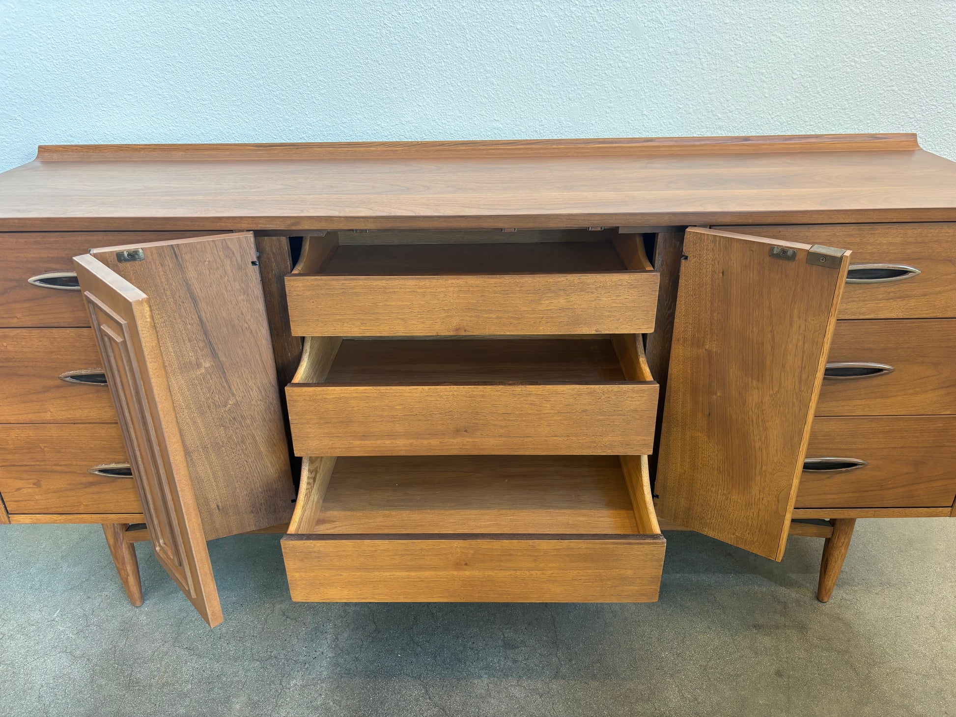 Broyhill Sculptra ヴィンテージ ナイトテーブル キャビネット Broyhill Sculptra Nightstand with Drawer - Mid Century Modern