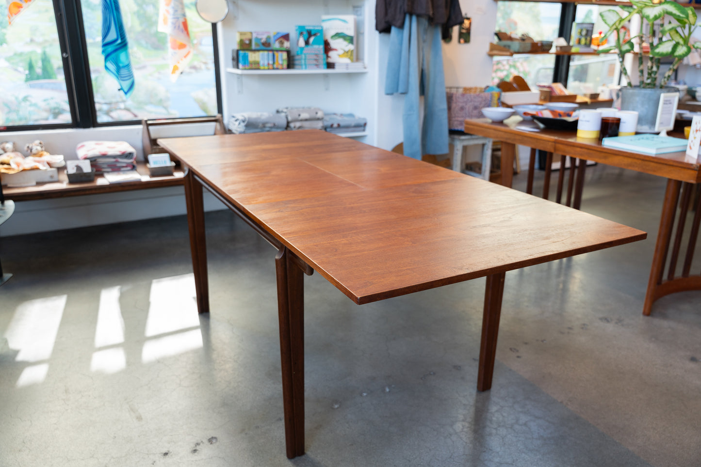 Sculpted Legs Dining Table