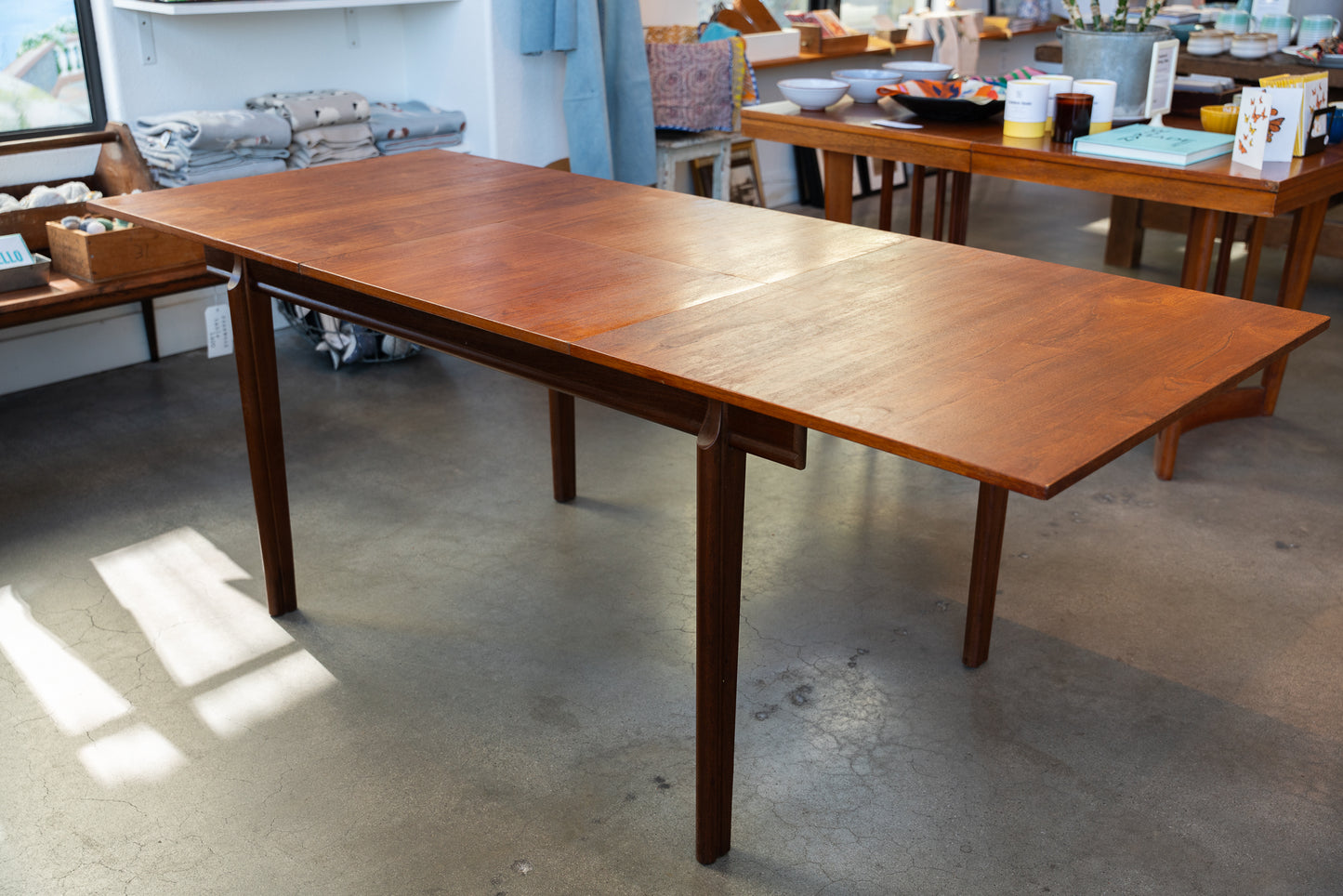 Sculpted Legs Dining Table