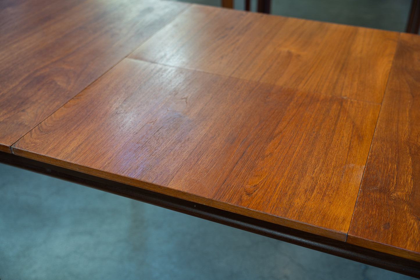 Sculpted Legs Dining Table