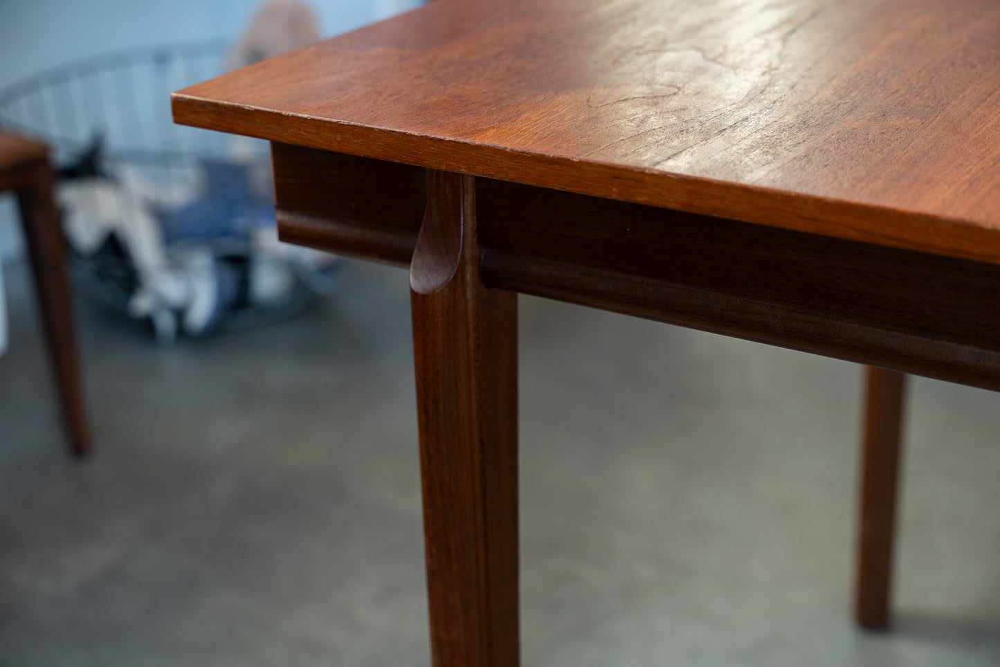 Sculpted Legs Dining Table