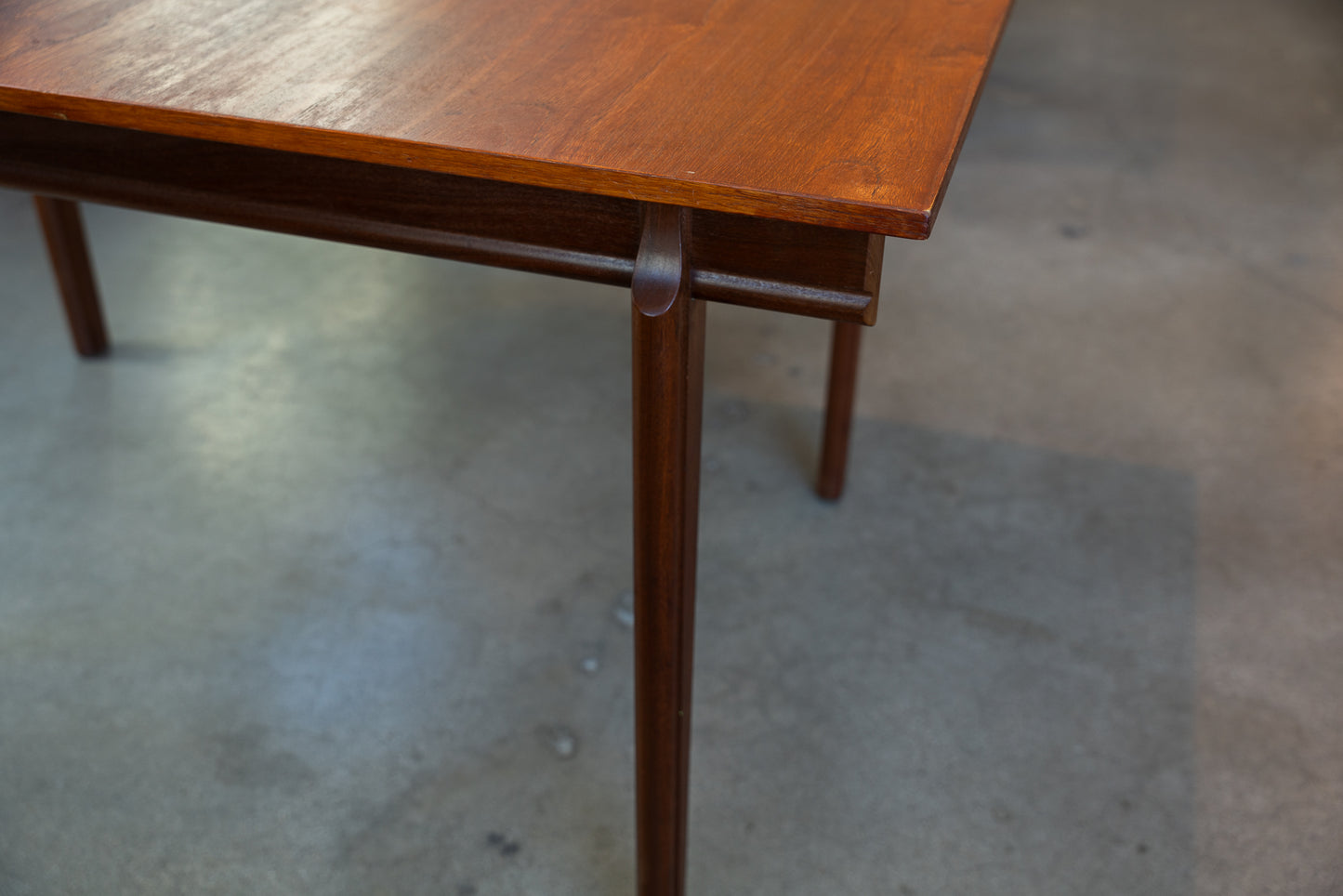 Sculpted Legs Dining Table