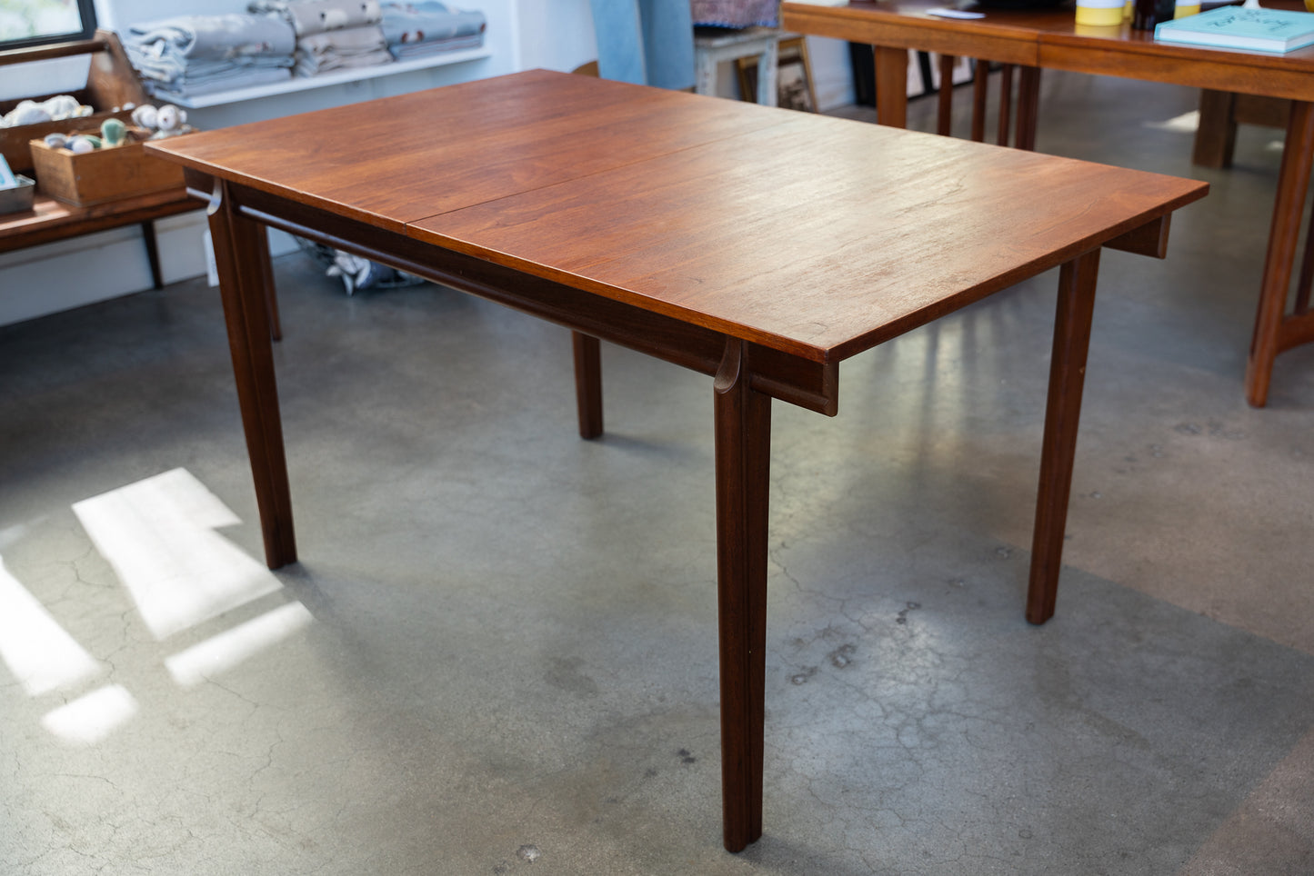 Sculpted Legs Dining Table