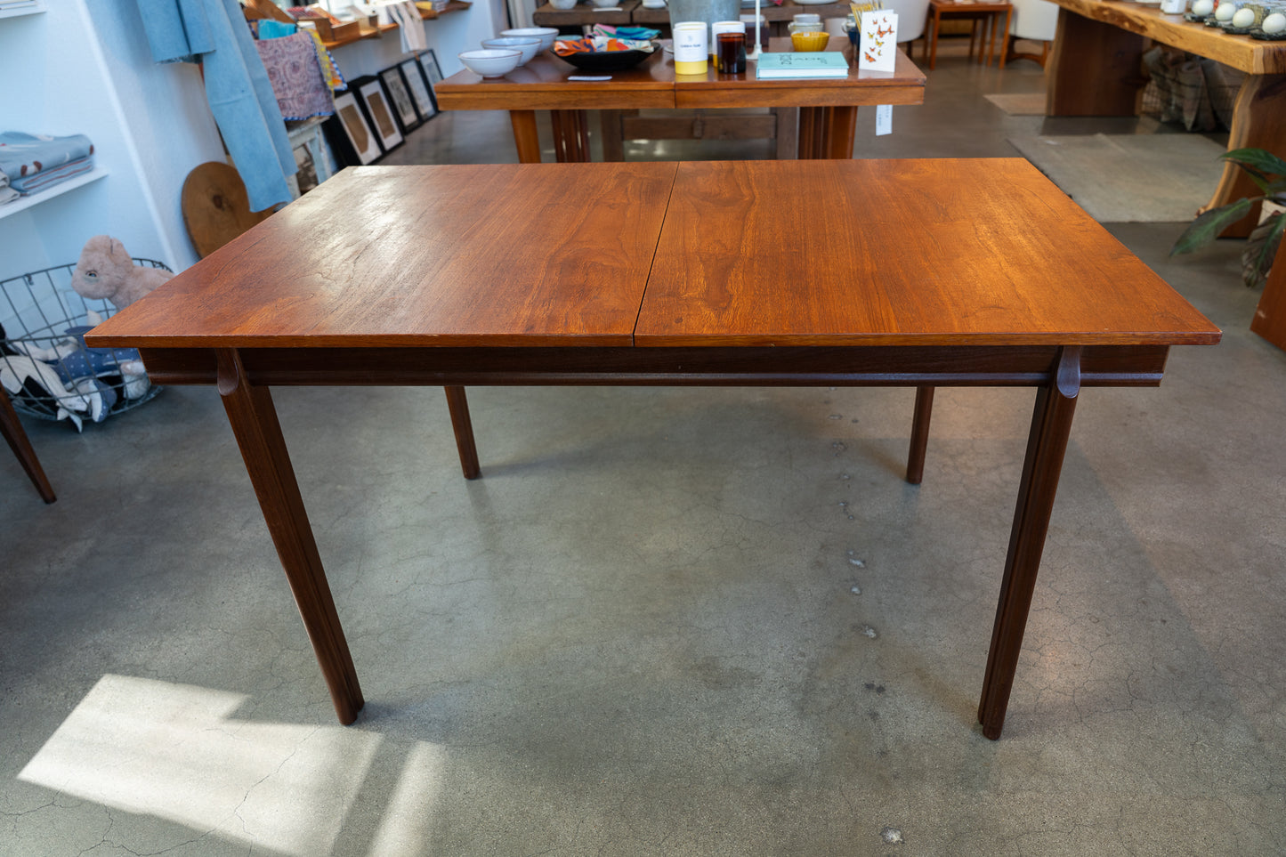 Sculpted Legs Dining Table